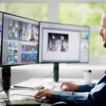 Chuyên gia biên tập video làm việc với hệ thống ba màn hình hiển thị màu sắc chính xác.