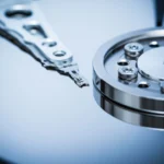 Cơ chế hoạt động của ổ cứng HDD: Tay đọc ghi di chuyển trên bề mặt đĩa.