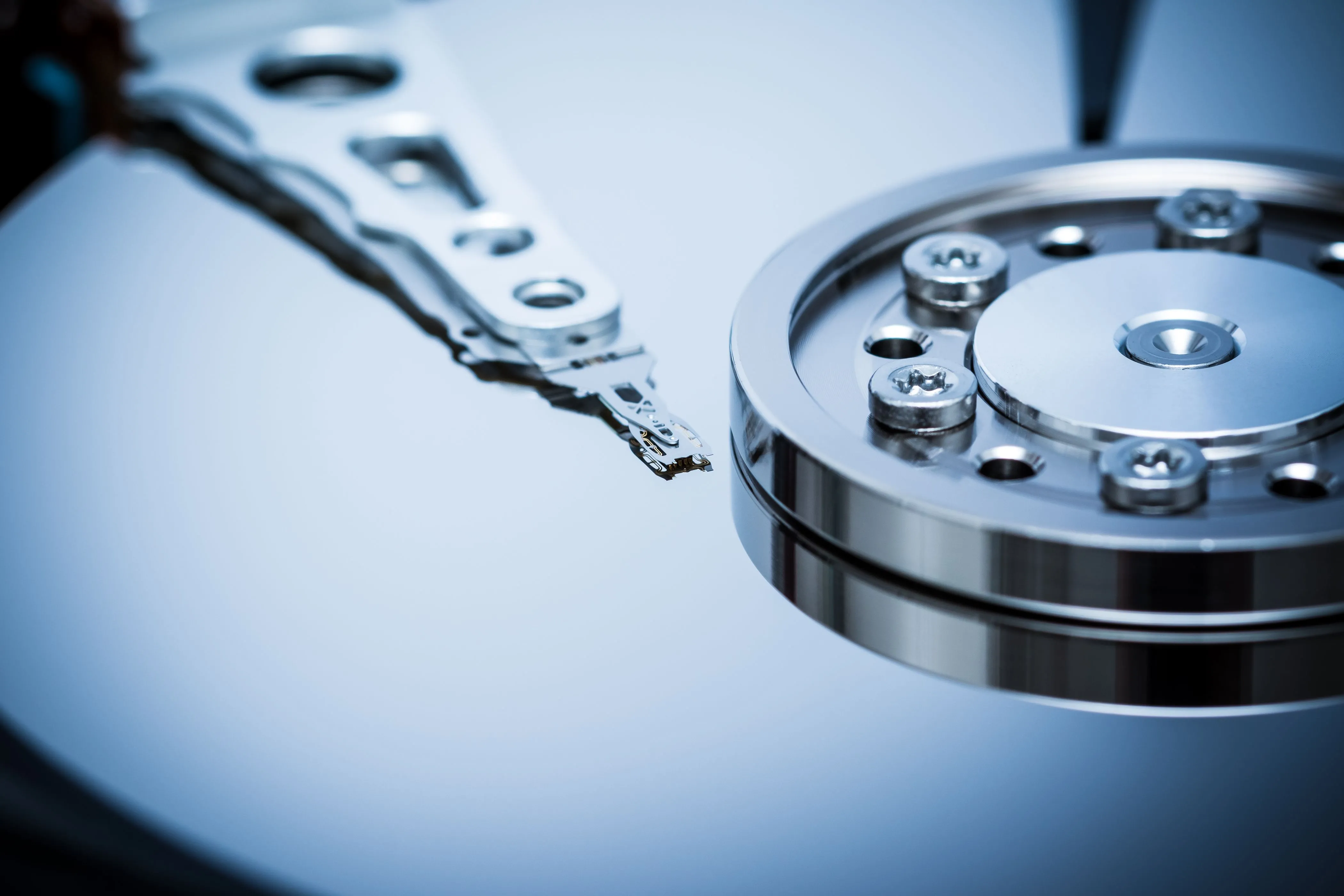 Cơ chế hoạt động của ổ cứng HDD: Tay đọc ghi di chuyển trên bề mặt đĩa.