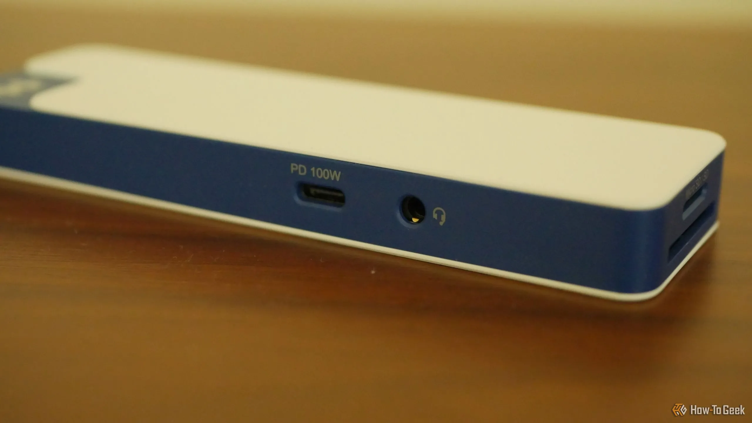 Cổng USB-C hỗ trợ Power Delivery 100W trên hub Hyper HyperDrive Flex, cho phép sạc nhanh thiết bị.