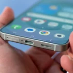 Cổng USB-C và khe cắm SIM ở cạnh dưới điện thoại Samsung Galaxy S25, biểu trưng cho sự tinh tế trong thiết kế hiện đại