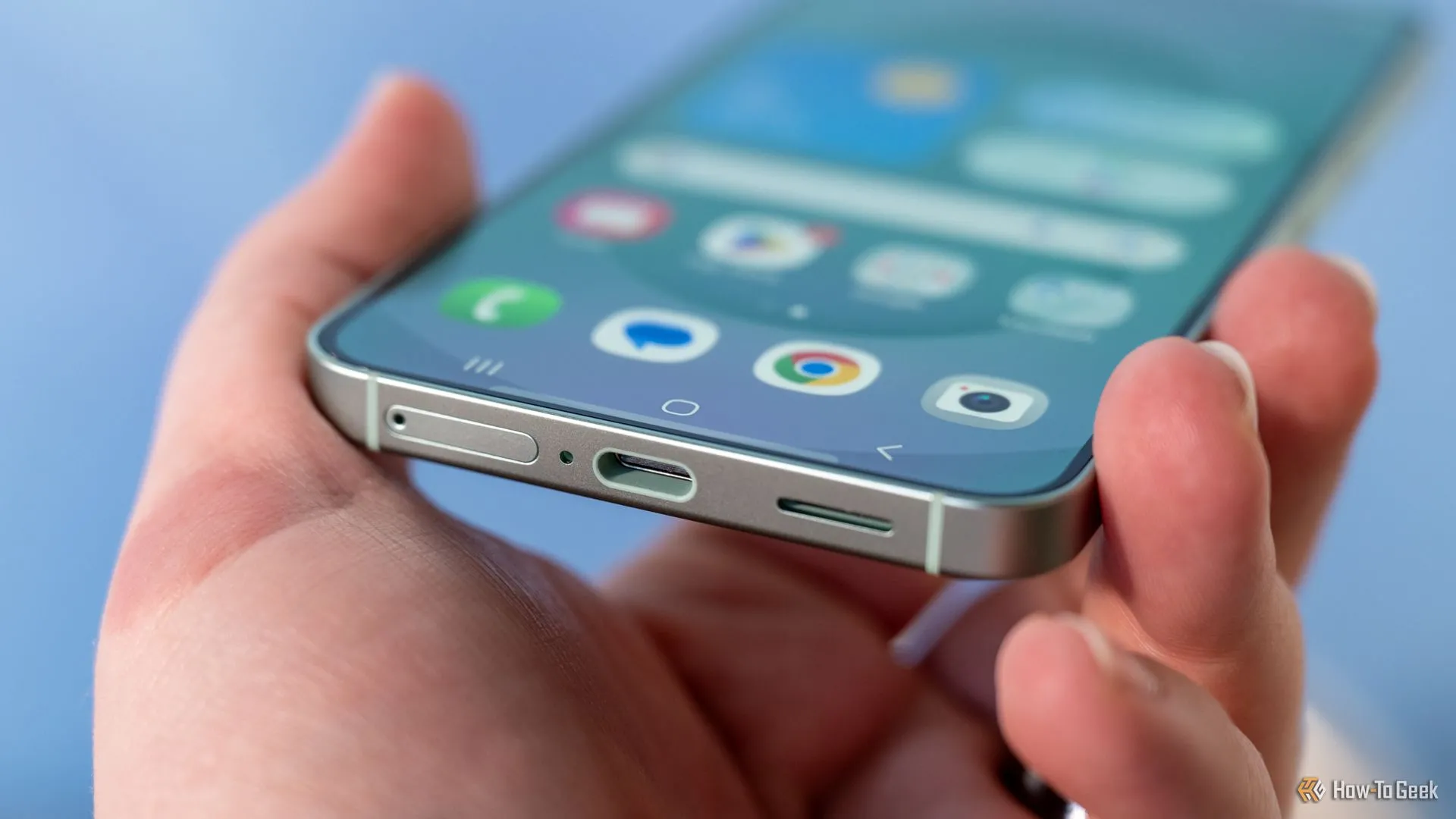 Cổng USB-C và khe cắm SIM ở cạnh dưới điện thoại Samsung Galaxy S25, biểu trưng cho sự tinh tế trong thiết kế hiện đại
