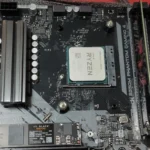 CPU AMD Ryzen 5 5600X gắn trên bo mạch chủ B550M cùng RAM DDR4 và SSD NVMe.