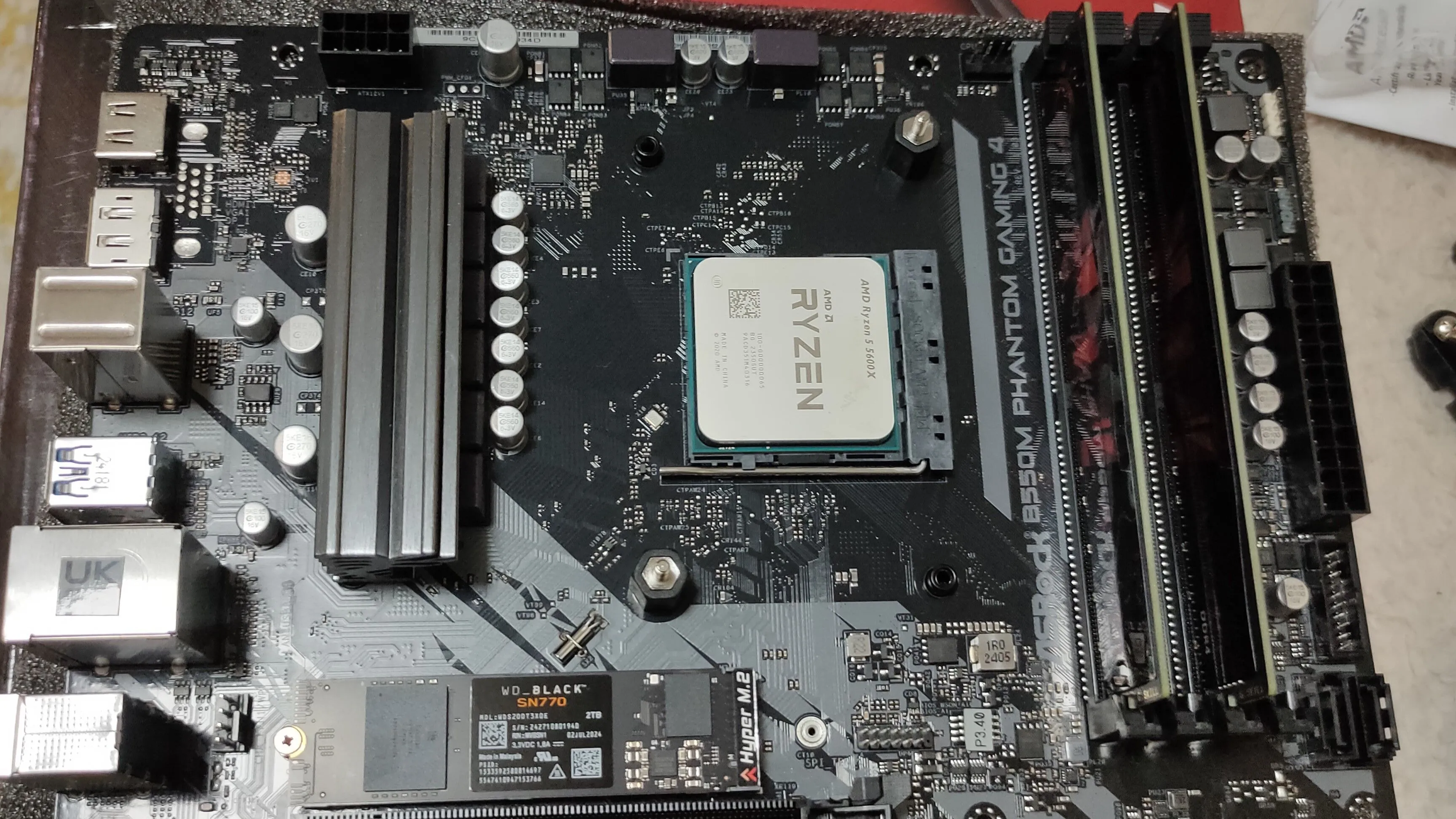 CPU AMD Ryzen 5 5600X gắn trên bo mạch chủ B550M cùng RAM DDR4 và SSD NVMe.