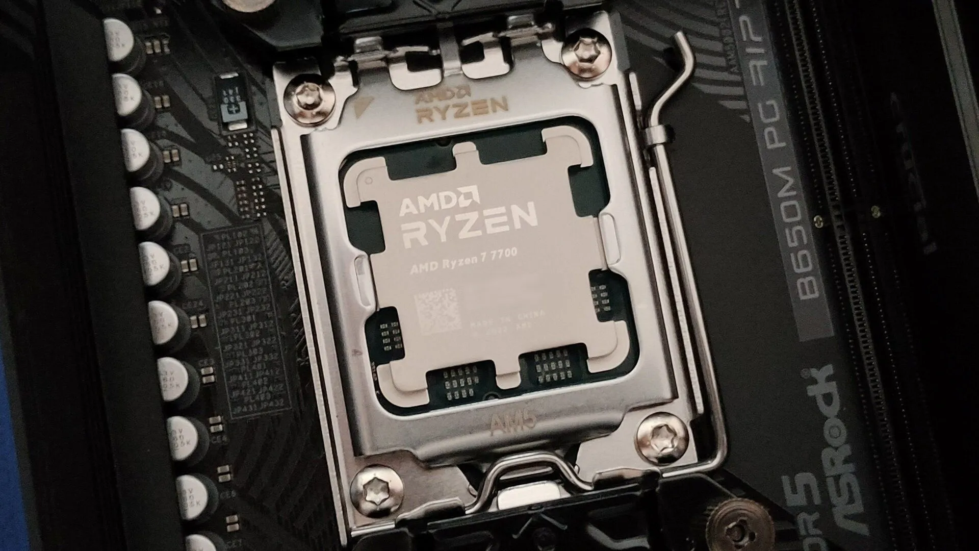 CPU AMD Ryzen 7 7700 trên bo mạch chủ ASRock B650M PG Riptide