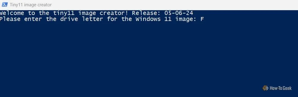 Cửa sổ PowerShell yêu cầu nhập ký tự ổ đĩa đã mount để tạo Tiny11 ISO