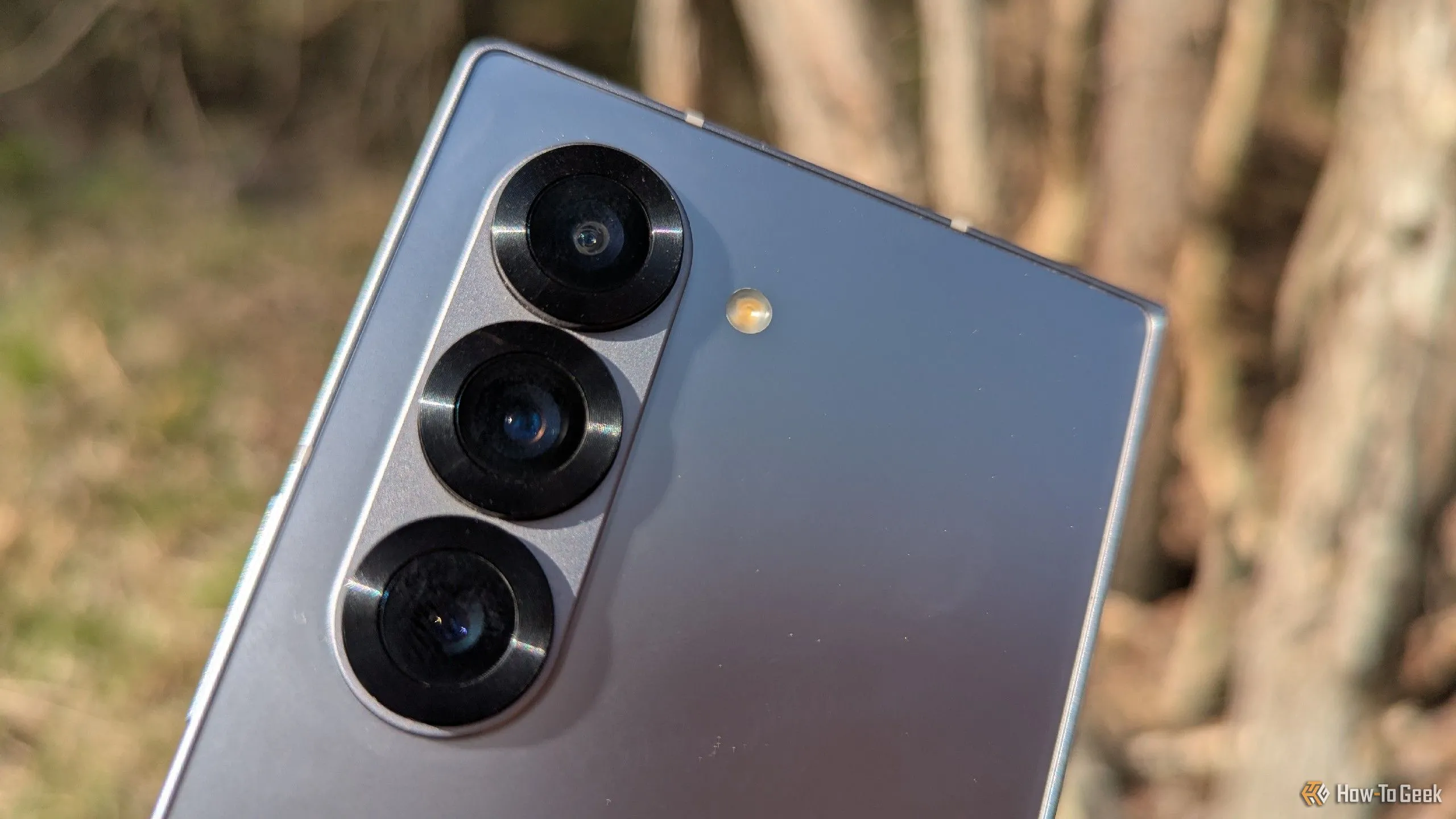 Cụm ba camera sau của điện thoại Samsung Galaxy Z Fold 6 đặt dọc, thể hiện thiết kế cao cấp.
