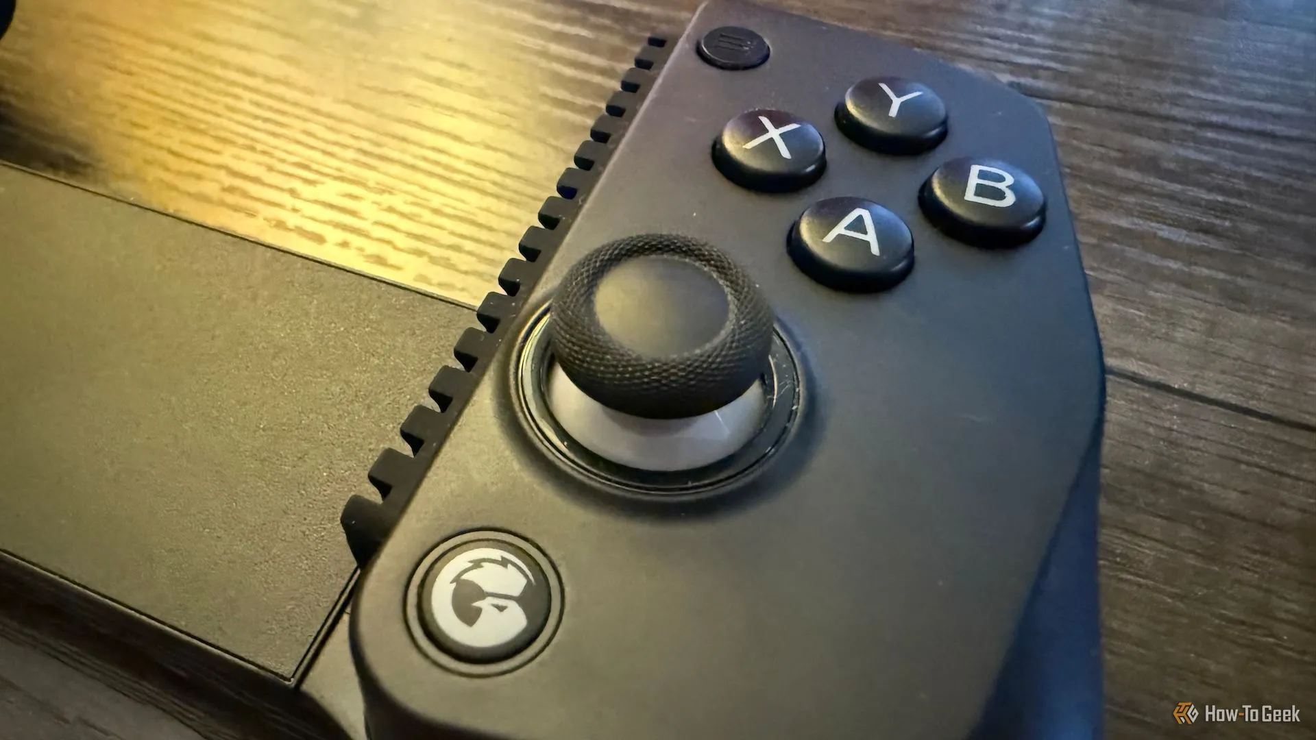 Cụm nút và cần điều khiển bên phải của tay cầm GameSir X5 Lite, bao gồm cần analog Hall Effect.