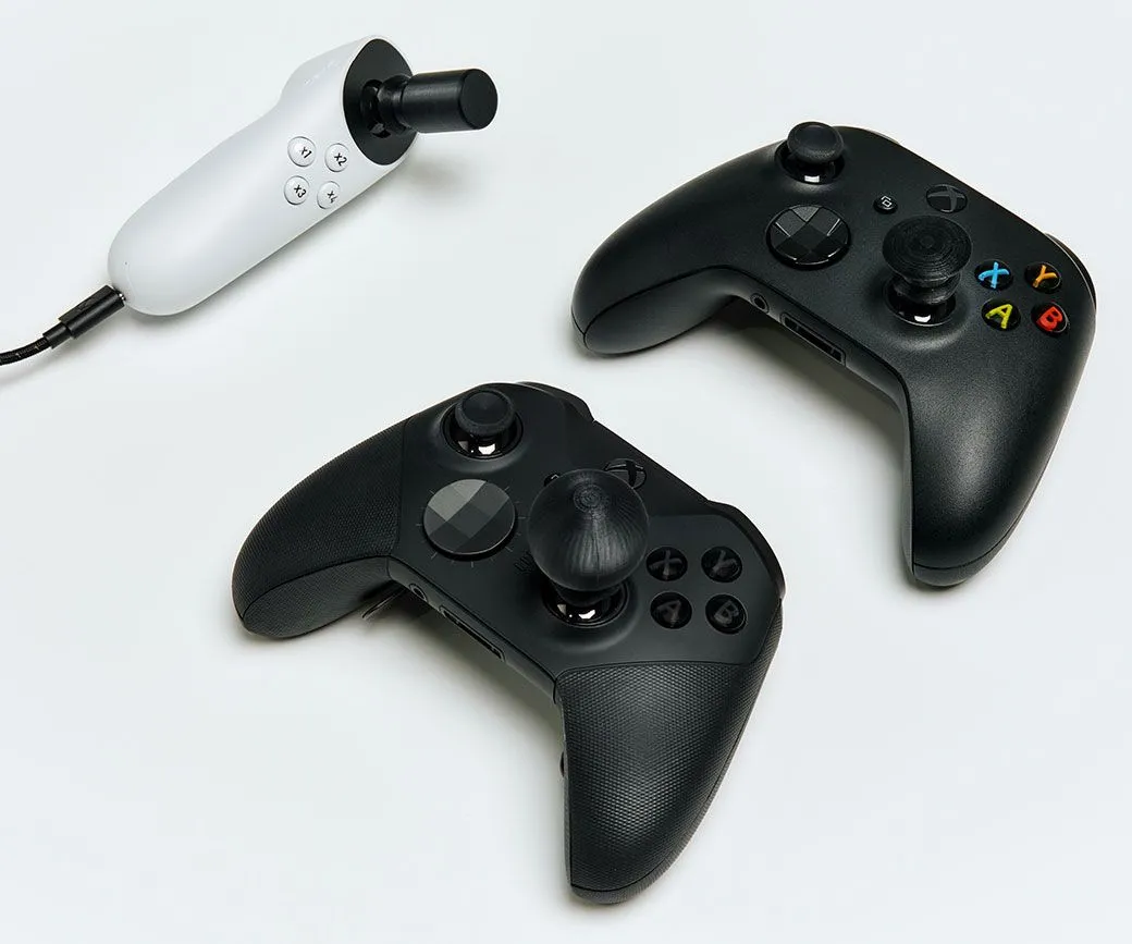 Đầu cắm topper tương thích với cả tay cầm Xbox tiêu chuẩn.
