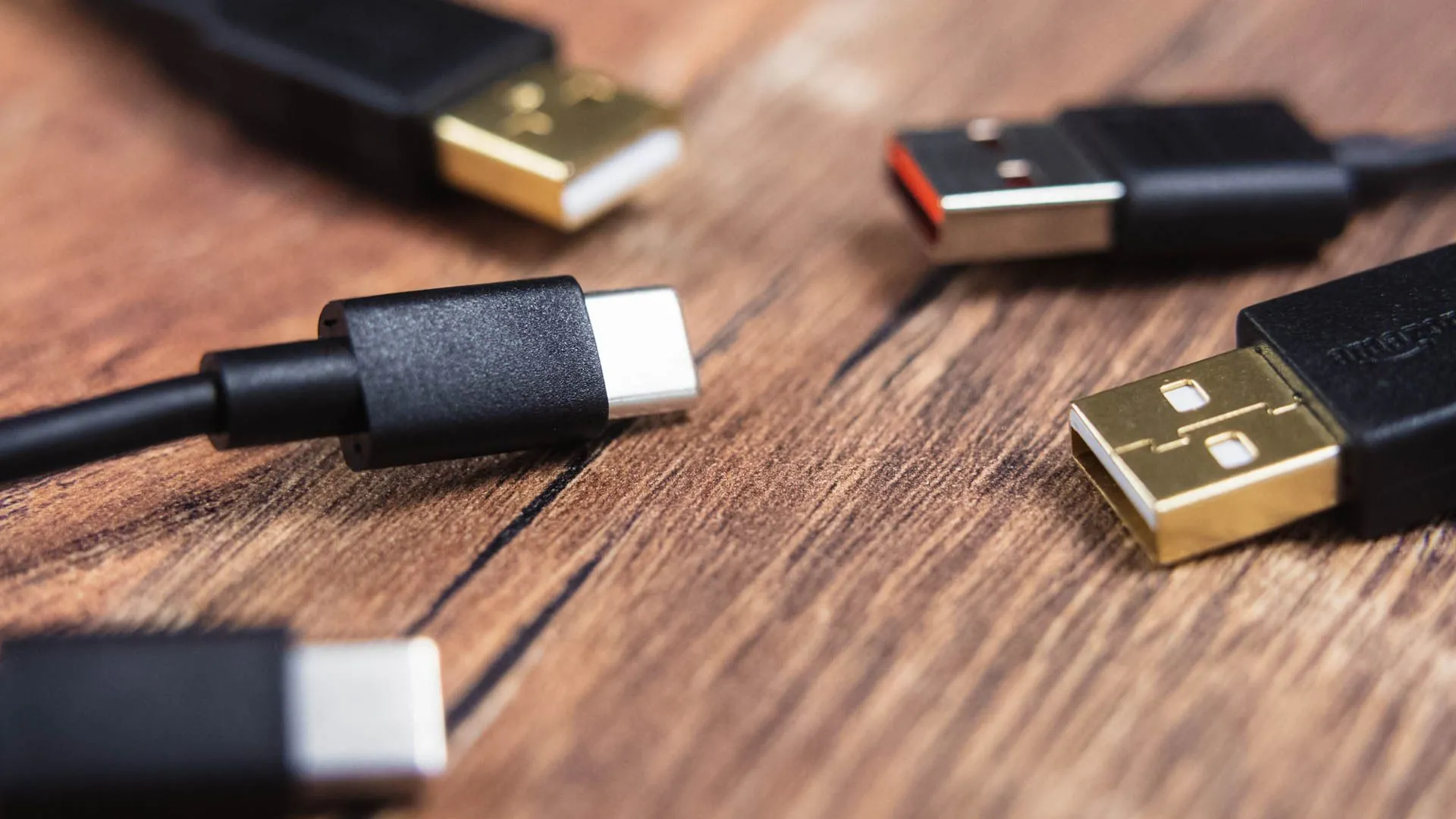 Đầu nối cáp USB-A và USB-C, cho thấy sự phức tạp khi cần kiểm tra chi tiết để phân biệt các loại cáp sạc.
