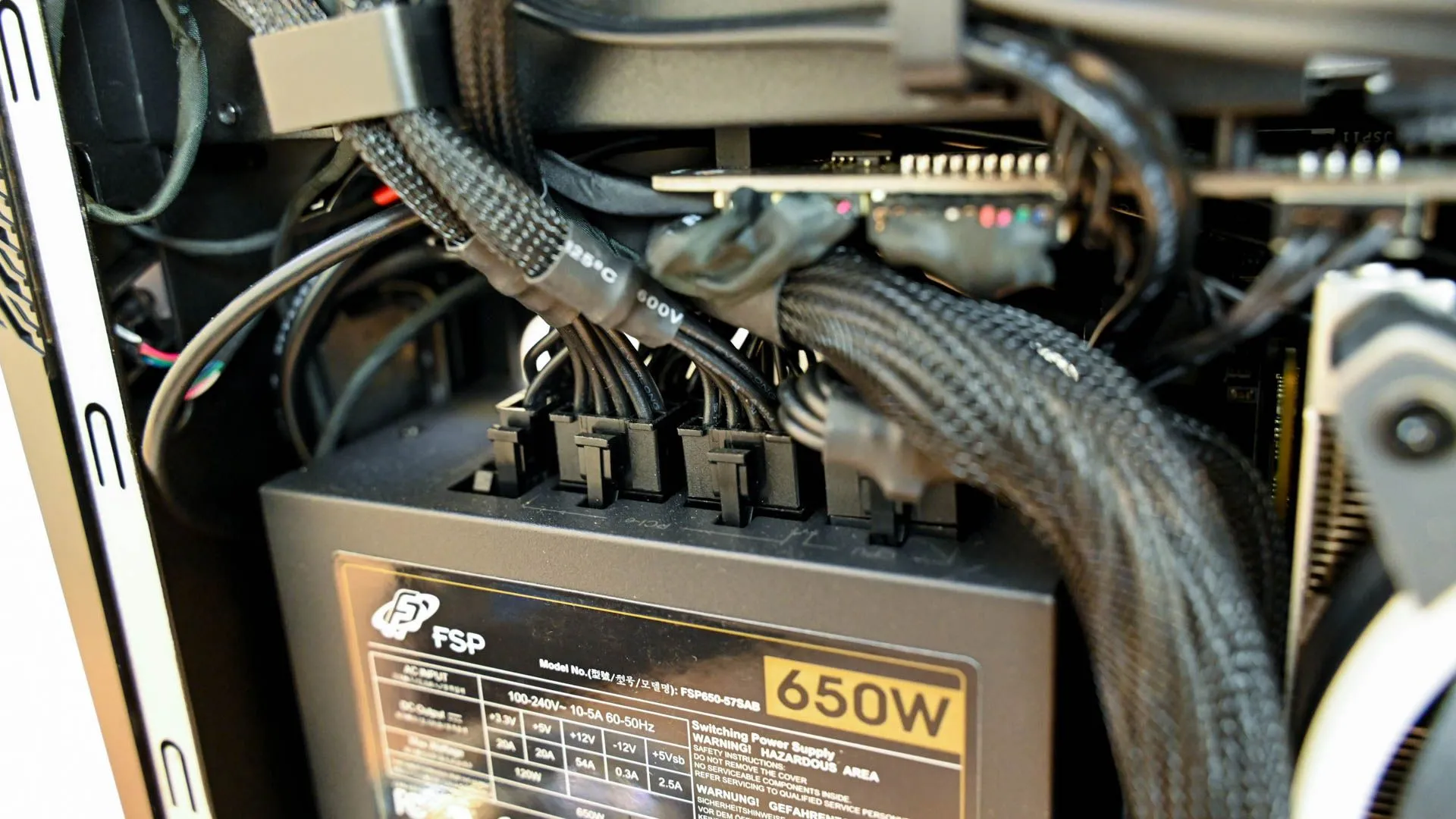 Dây cáp nguồn bên trong case máy tính MSI Trident