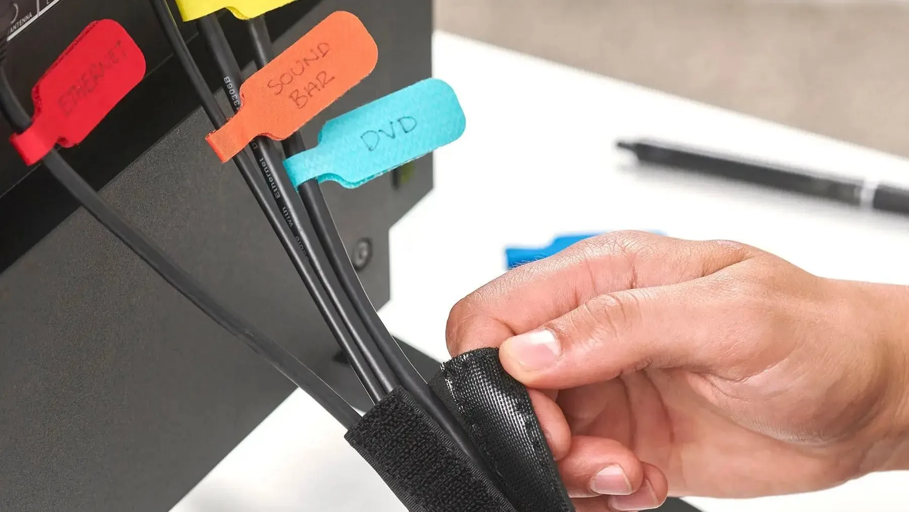 Dây cáp thiết bị được dán nhãn và bó gọn gàng bằng dây velcro, minh họa một phương pháp khác để quản lý và phân biệt cáp.