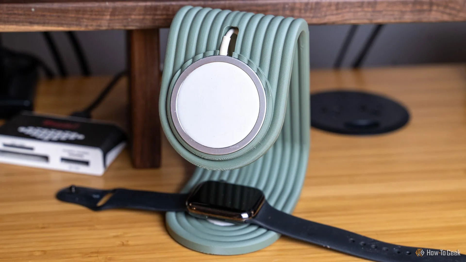 Đế sạc MagSafe in 3D dành cho iPhone và Apple Watch trên bàn tre