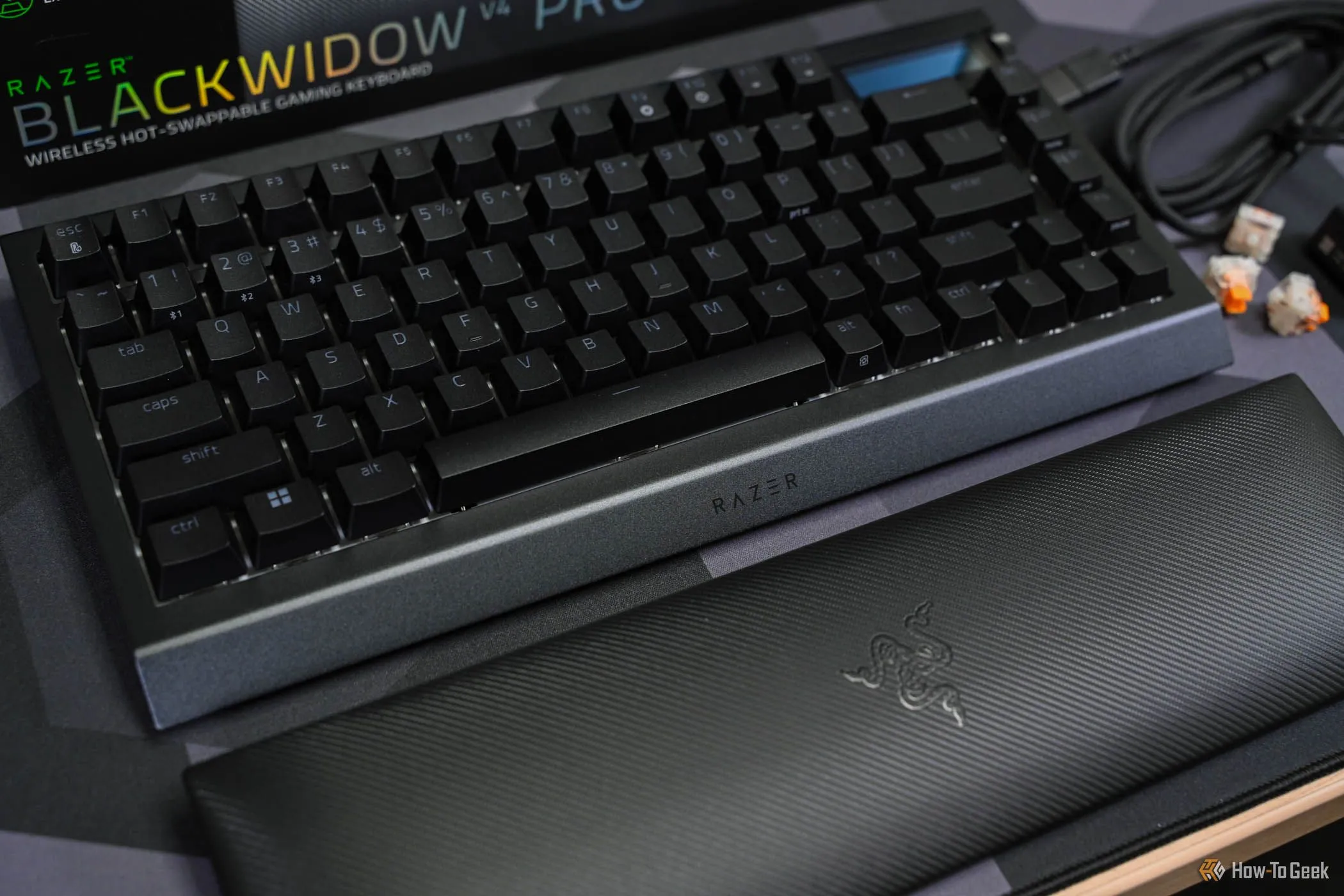 Đệm cổ tay dưới bàn phím cơ Razer BlackWidow V4 Pro 75%. Minh họa giải pháp cho vấn đề mỏi cổ tay khi sử dụng tấm lót chuột cứng.