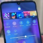 Điện thoại cộng đồng Jolla C2 với giao diện Sailfish OS hiển thị trên màn hình.