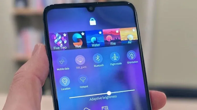 Điện thoại cộng đồng Jolla C2 với giao diện Sailfish OS hiển thị trên màn hình.
