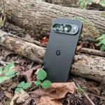 Điện thoại Google Pixel 9 Pro XL với cụm camera lớn nổi bật giữa lá cây và cành khô