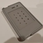 Điện thoại Light Phone 2 với màn hình E Ink đen trắng đặt trên bề mặt màu trắng, minh họa thiết kế tối giản.
