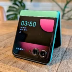 Điện thoại Moto Razr 2025 gập hình lều, thể hiện tính linh hoạt và thiết kế độc đáo của dòng điện thoại gập vỏ sò.