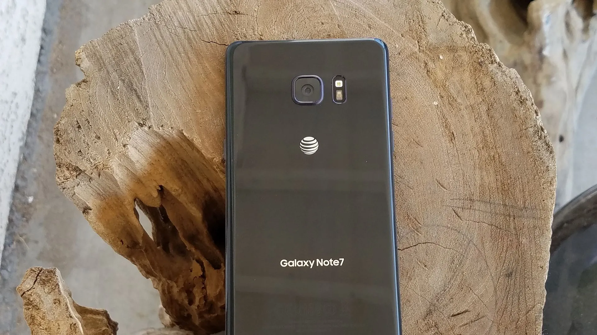 Điện thoại Samsung Galaxy Note 7 đặt trên khúc gỗ