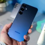 Điện thoại Samsung Galaxy S25 màu xanh navy trên tay người dùng, minh họa thiết kế nhỏ gọn.