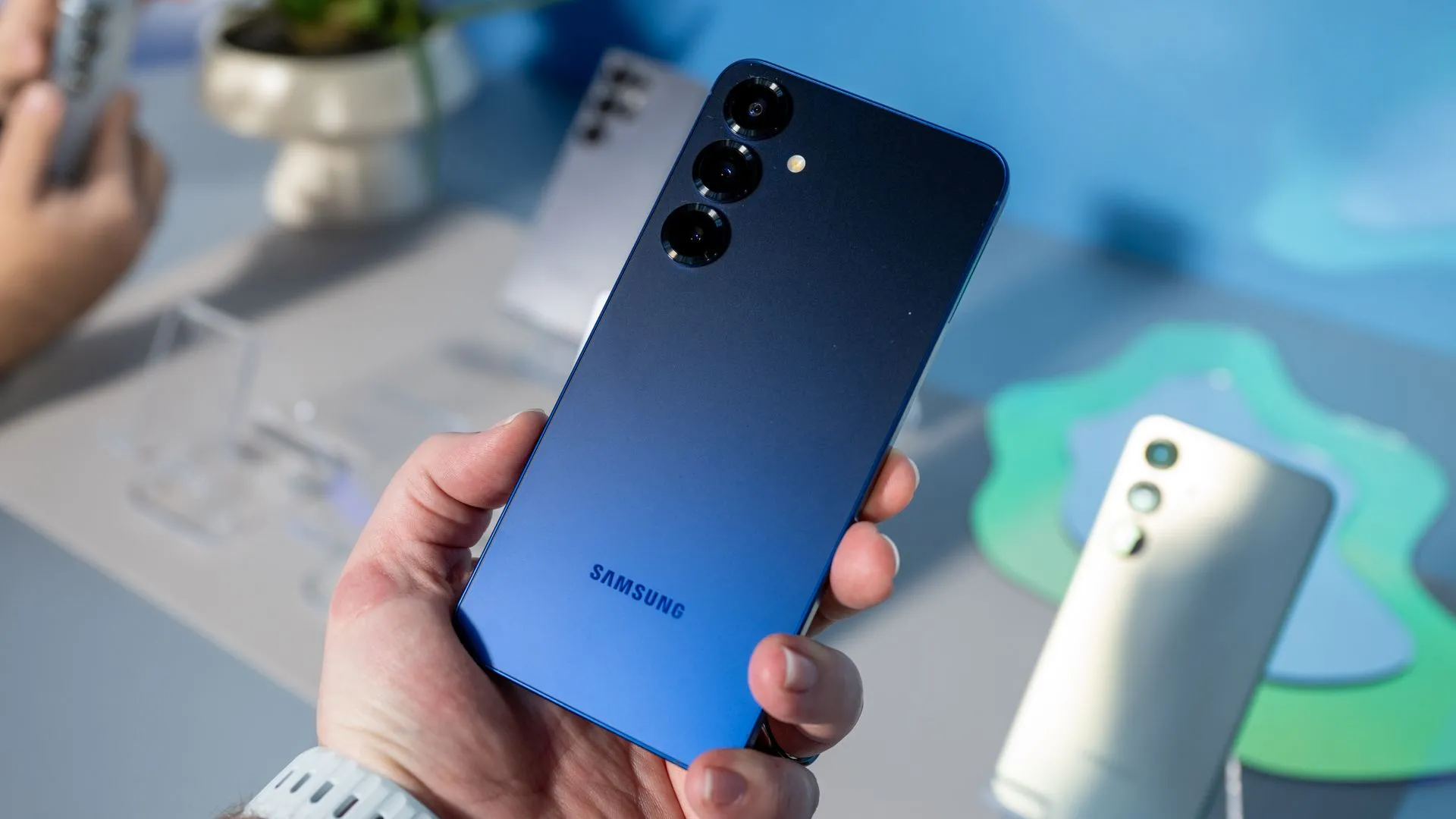 Điện thoại Samsung Galaxy S25 màu xanh navy trên tay người dùng, minh họa thiết kế nhỏ gọn.