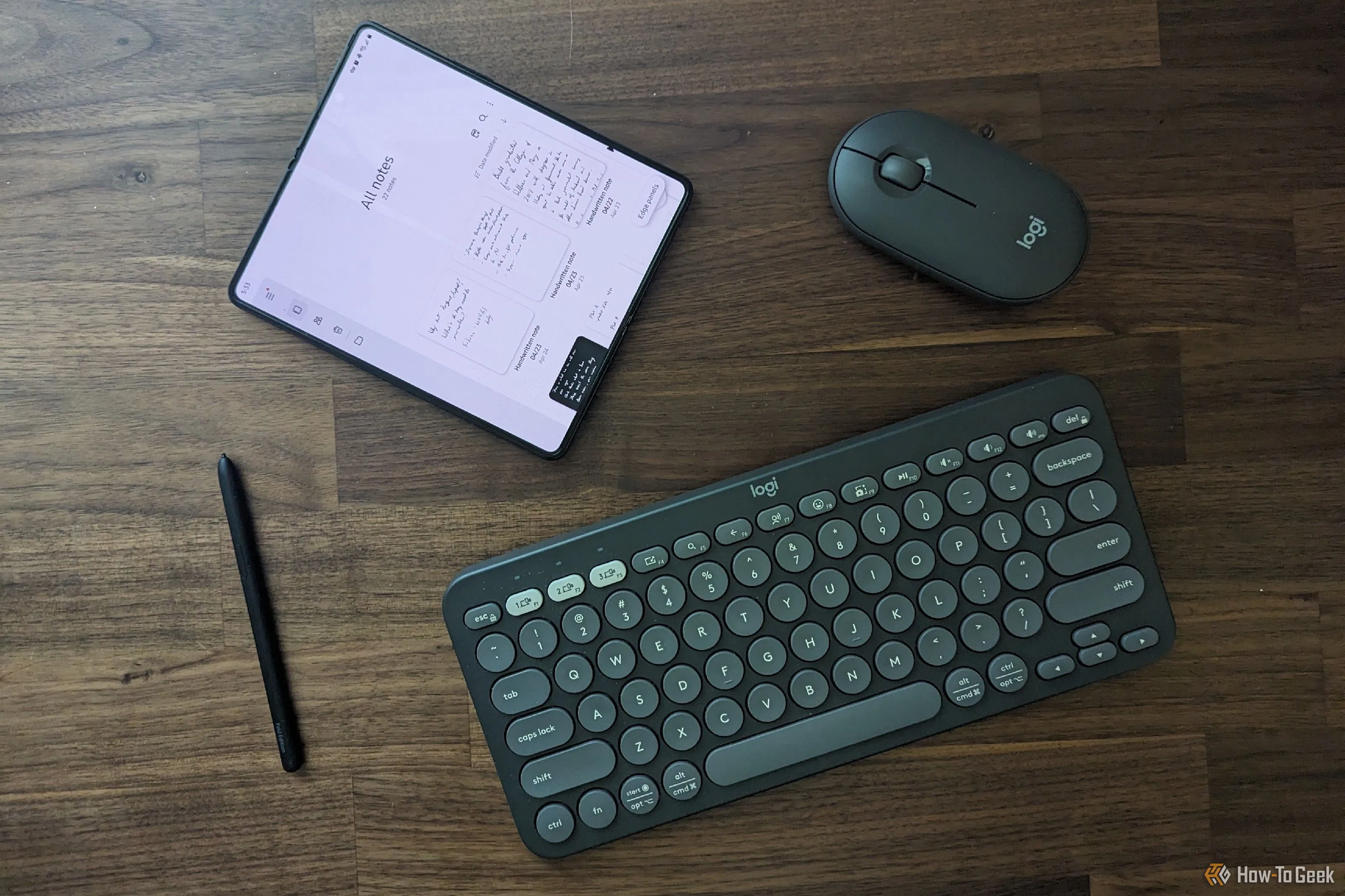 Điện thoại Samsung Galaxy Z Fold 5 cùng bút stylus, bàn phím và chuột Bluetooth, minh họa khả năng làm việc như máy tính.