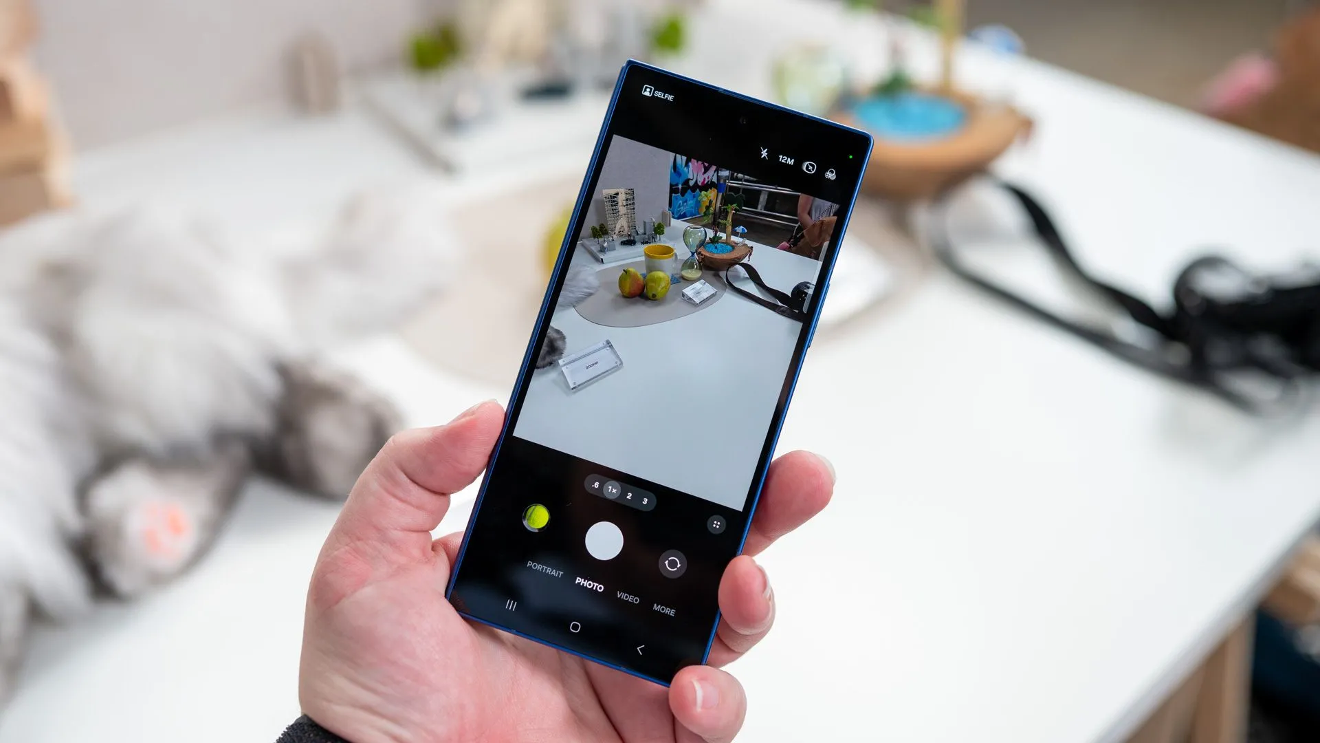 Điện thoại Samsung Galaxy Z Fold hiển thị ứng dụng camera, minh họa tốc độ xử lý khi chụp ảnh RAW