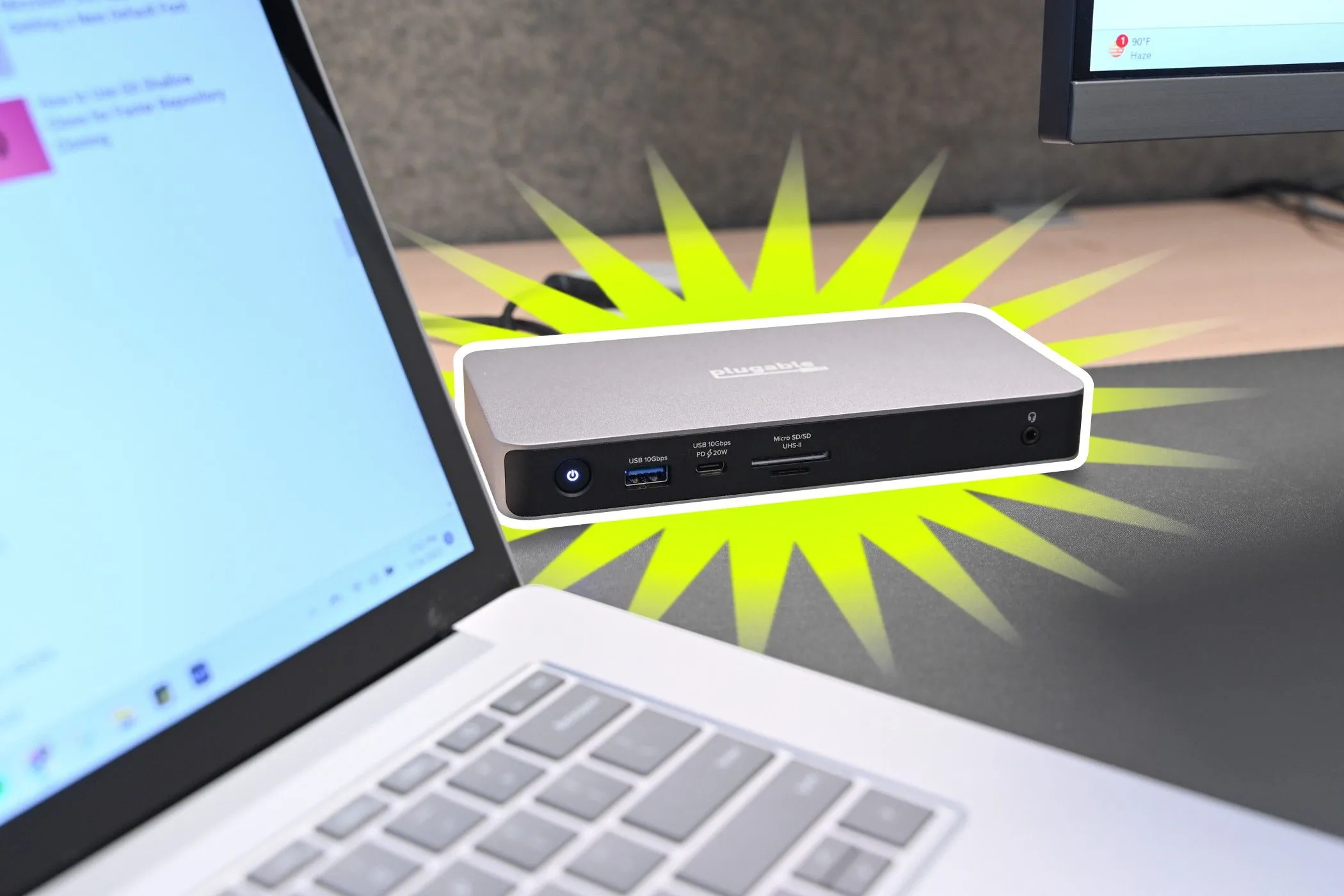 Docking Station Plugable USB4 Dual HDMI được thiết lập với laptop và màn hình