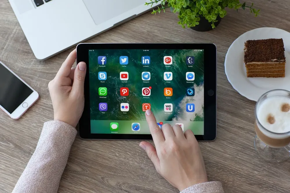 Đôi tay người phụ nữ đang cầm iPad Pro 9.7 inch, trải nghiệm làm việc chuyên nghiệp