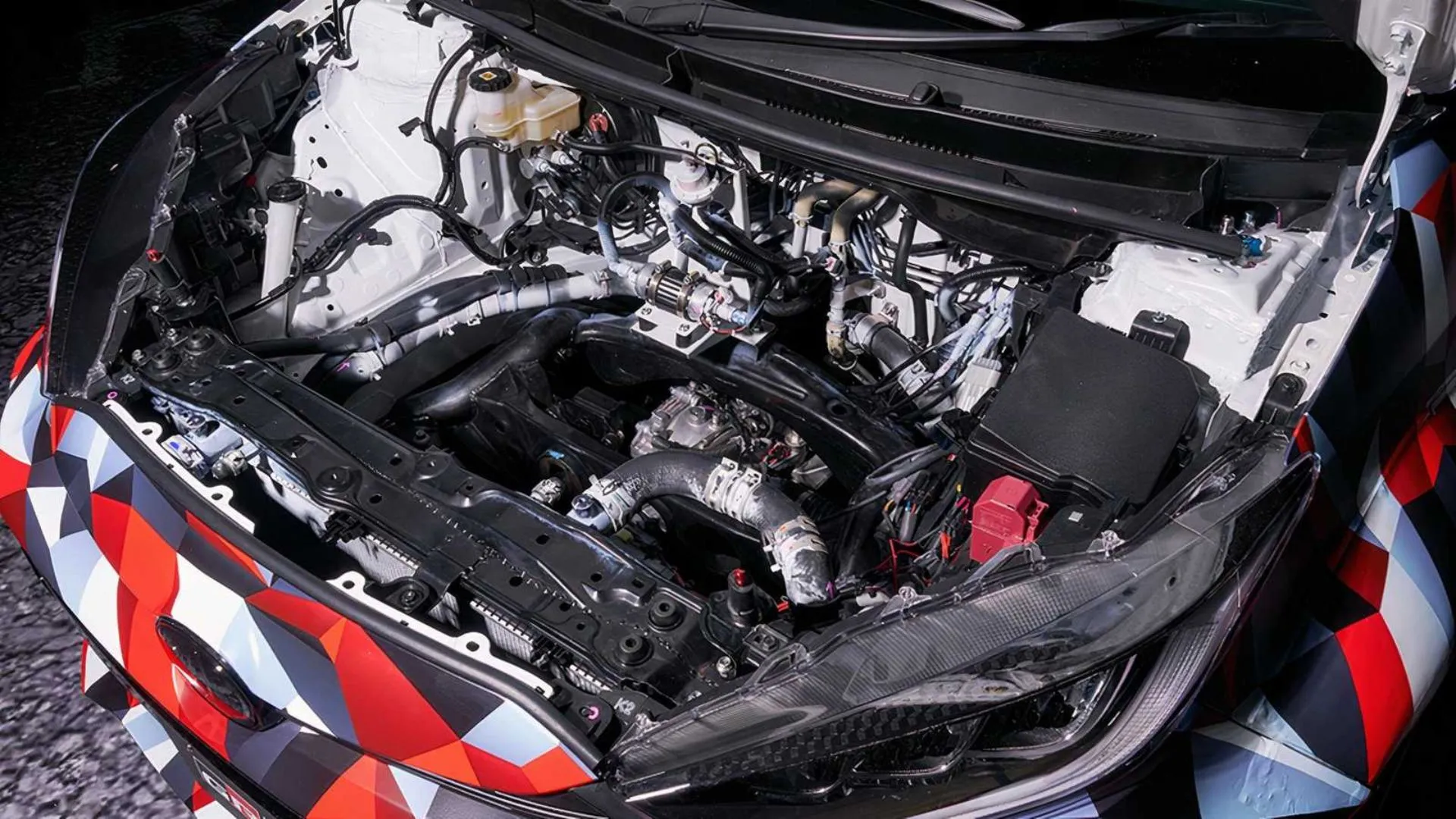 Động cơ mạnh mẽ của mẫu Toyota GR Yaris M Concept dưới nắp capo, thể hiện công nghệ Gazoo Racing.