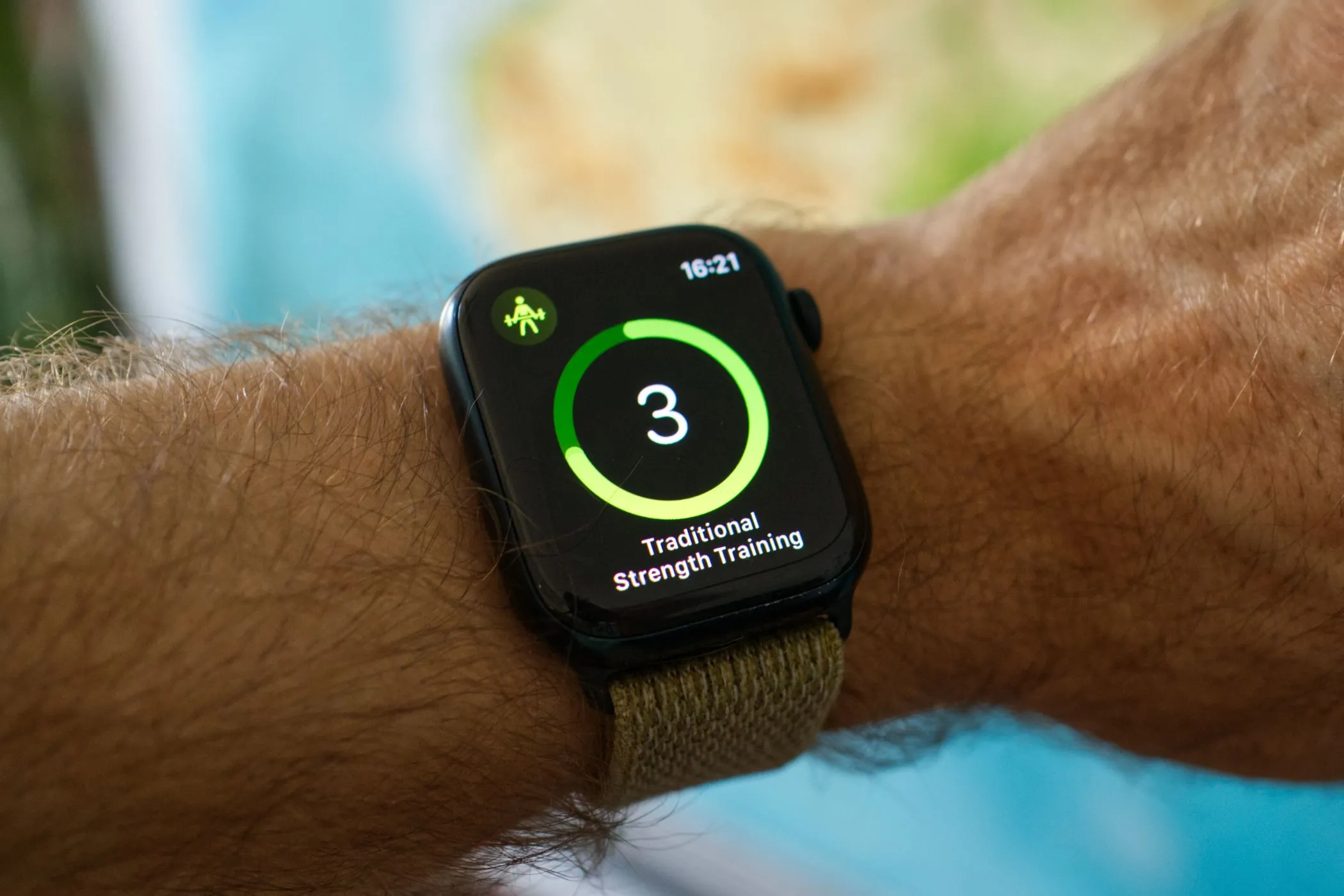 Đồng hồ Apple Watch Series 8 bắt đầu buổi tập luyện sức mạnh, tối ưu cường độ tập.