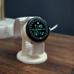 Đồng hồ thông minh Pixel Watch trên tủ đầu giường, minh họa cách sử dụng smartwatch làm báo thức hiệu quả.