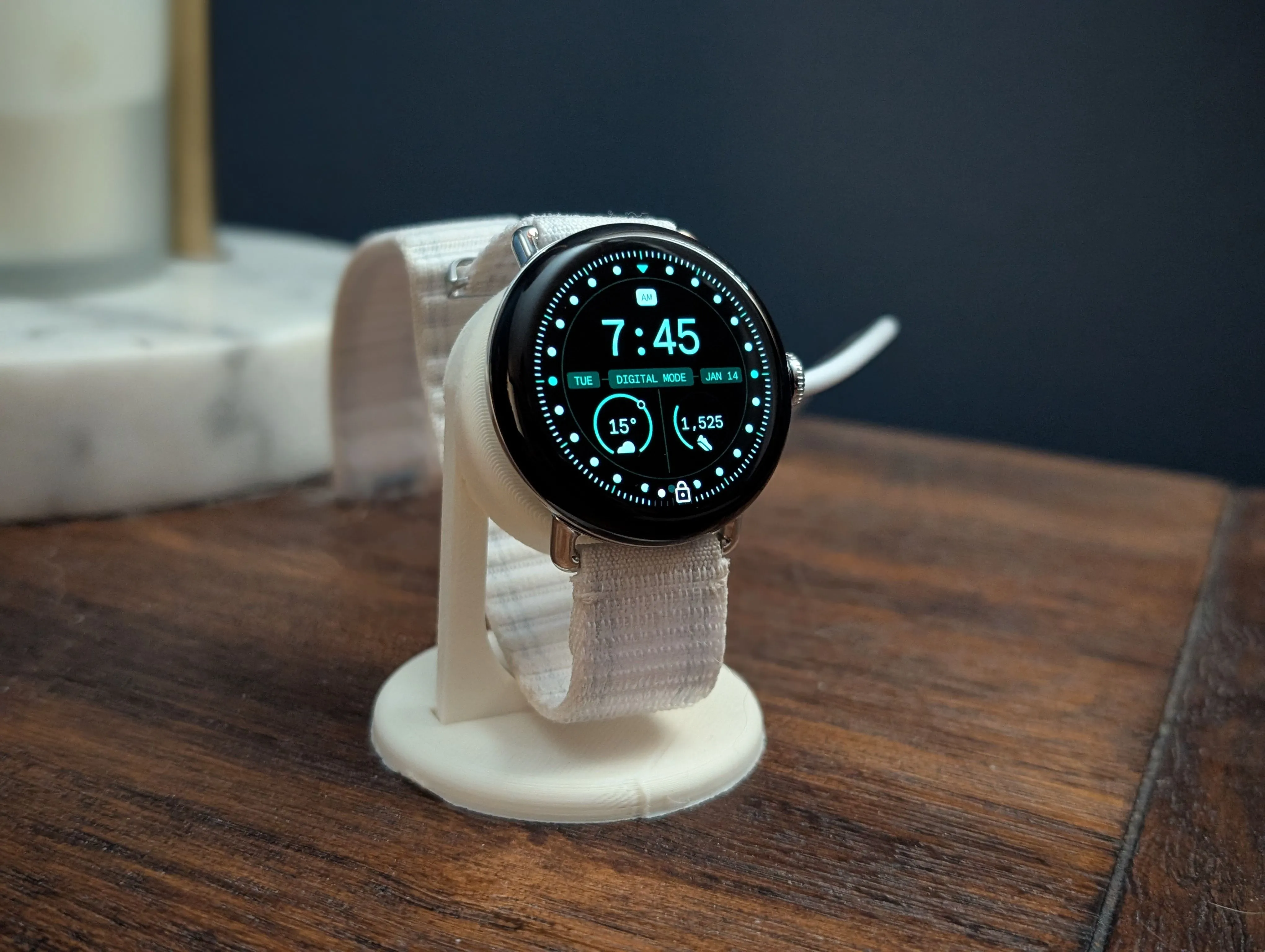 Đồng hồ thông minh Pixel Watch trên tủ đầu giường, minh họa cách sử dụng smartwatch làm báo thức hiệu quả.