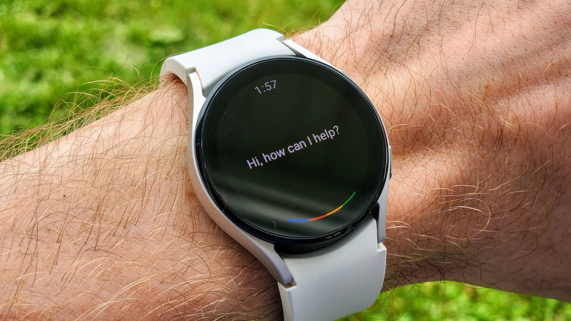 Đồng hồ thông minh Wear OS hiển thị giao diện Google Assistant