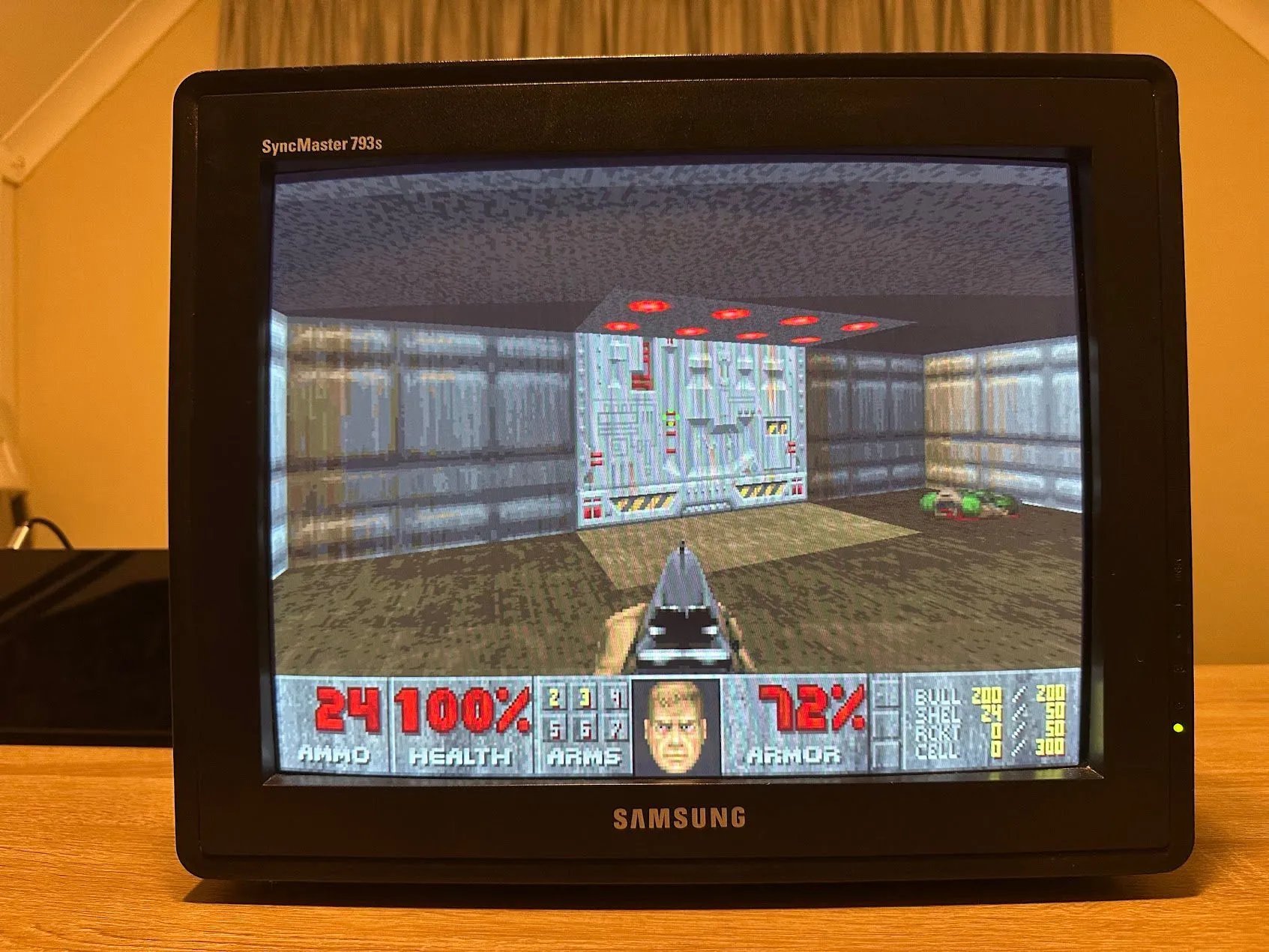 Game DOOM (1993) đang chạy trên màn hình CRT cổ điển, minh họa đồ họa 2.5D tiên tiến