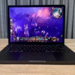 Game nhập vai Baldur's Gate 3 hiển thị trên màn hình MacBook Pro M4 Pro, minh họa cách chơi game đỉnh cao bằng trackpad.