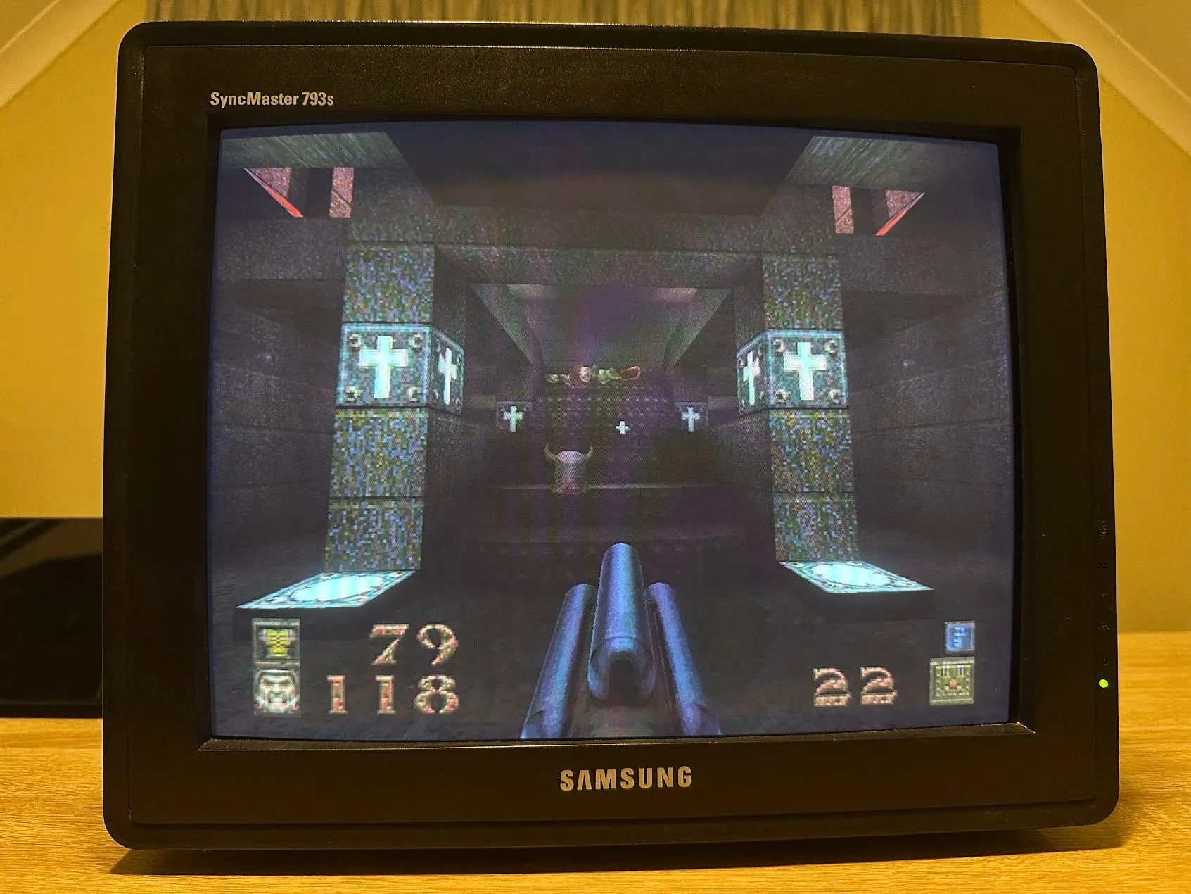 Game Quake (1996) với đồ họa 3D đa giác thực đang hiển thị trên màn hình CRT, thể hiện bước đột phá công nghệ