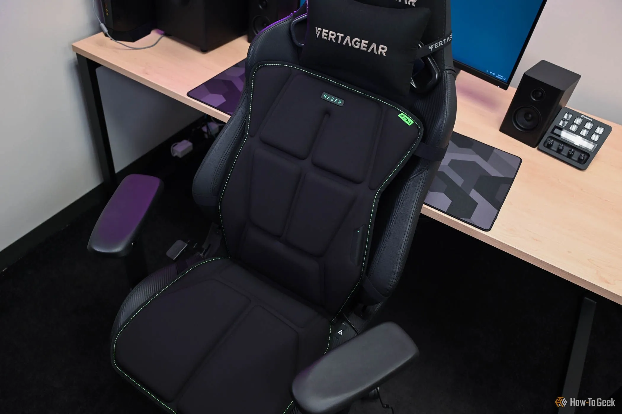 Ghế gaming Razer Freyja và khu vực setup chơi game PC