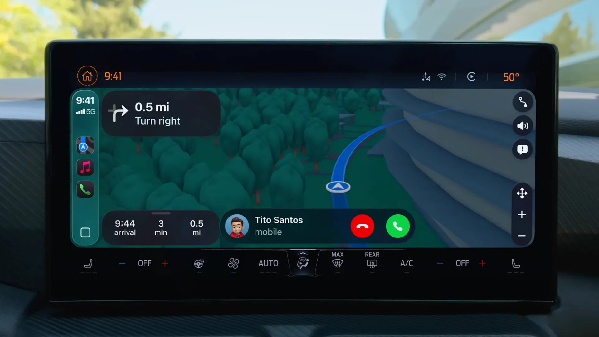 Giao diện CarPlay iOS 26 với cuộc gọi đến hiển thị dạng thanh gọn gàng ở cuối màn hình, giữ nguyên bản đồ điều hướng.