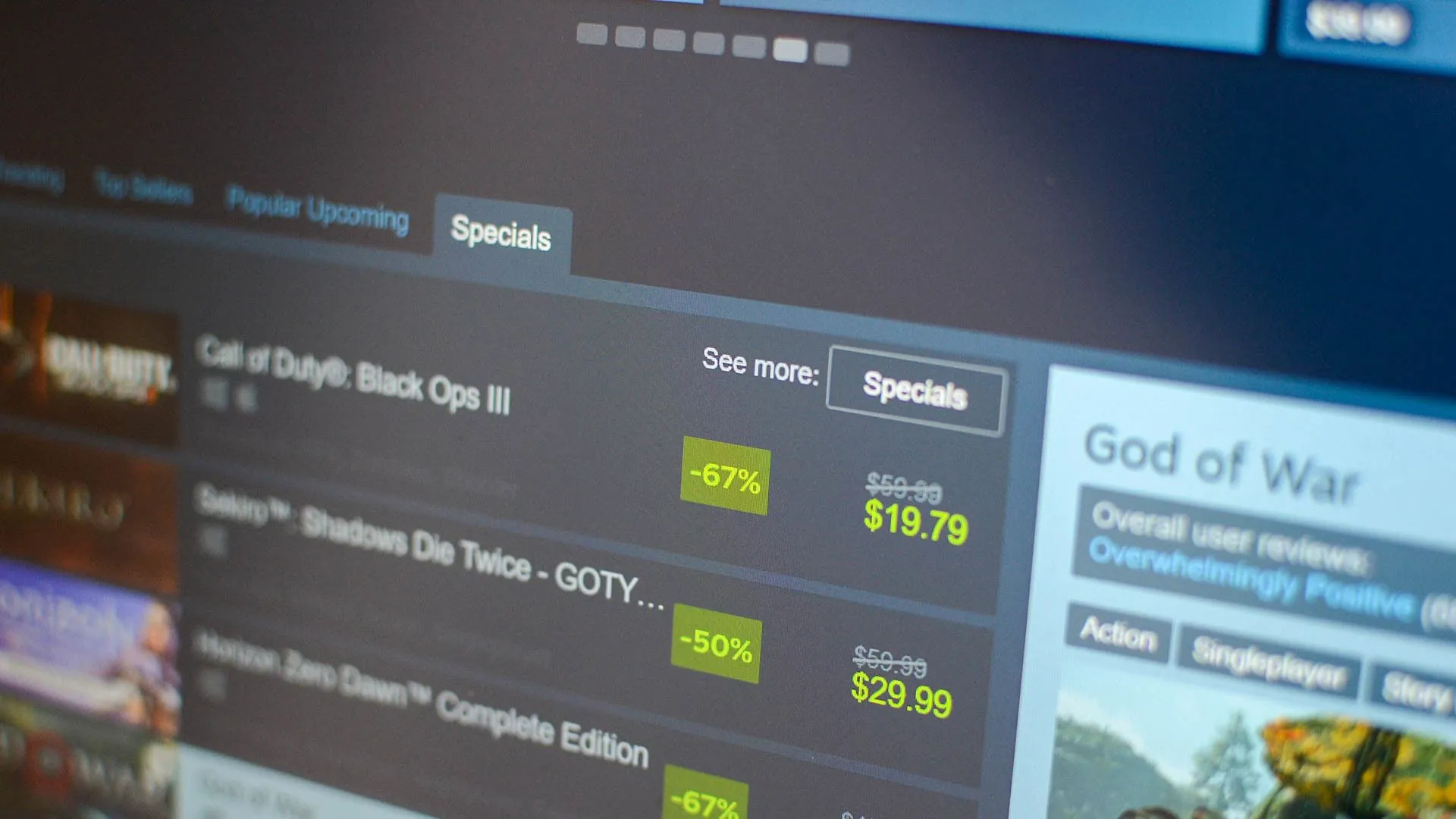 Giao diện cửa hàng Steam hiển thị các chương trình giảm giá game trên màn hình máy tính, minh họa ưu đãi về giá game.