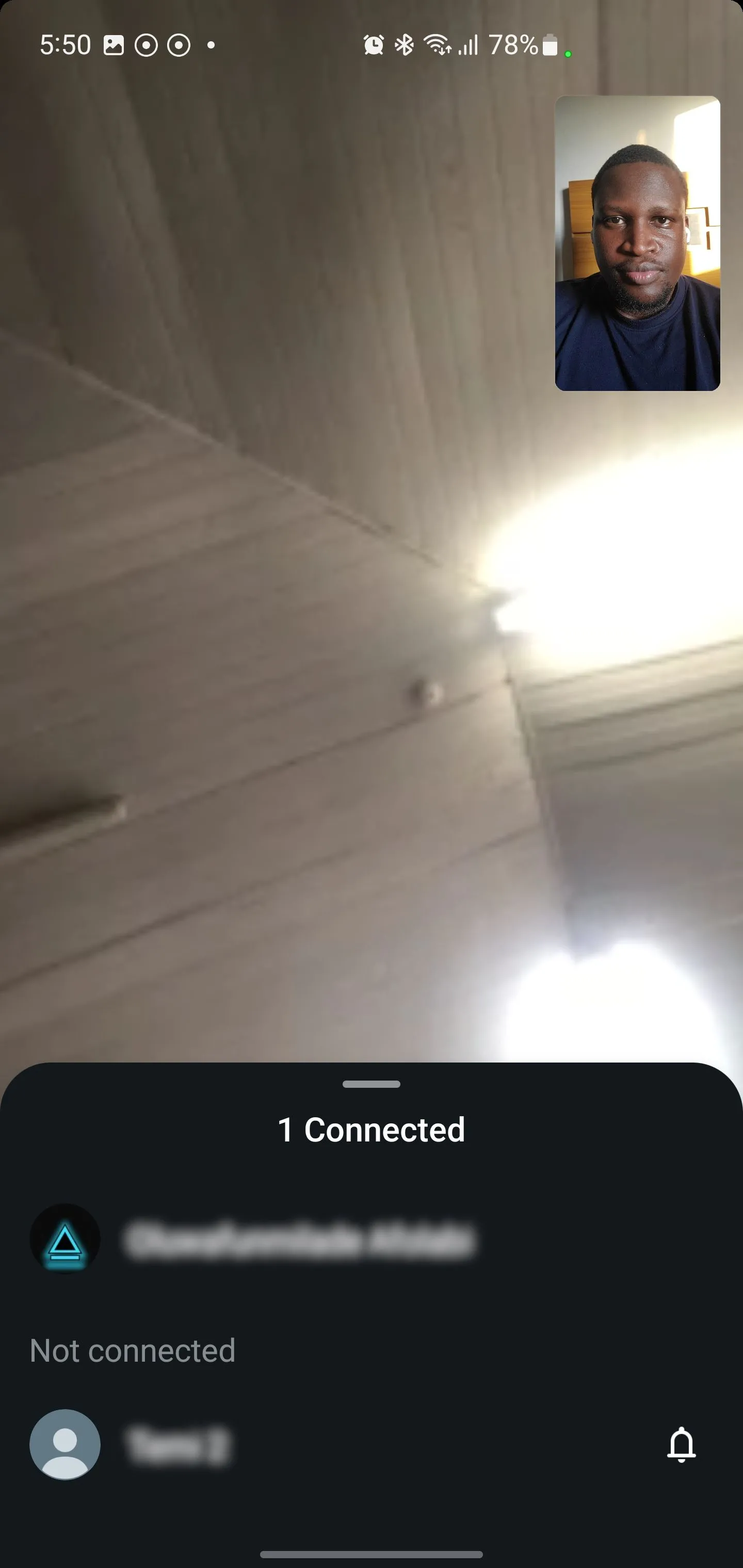 Giao diện cuộc gọi video nhóm WhatsApp đã bắt đầu.