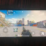 Giao diện game Blood Strike trên màn hình điện thoại, thể hiện các nút điều khiển và thông tin bị chật chội
