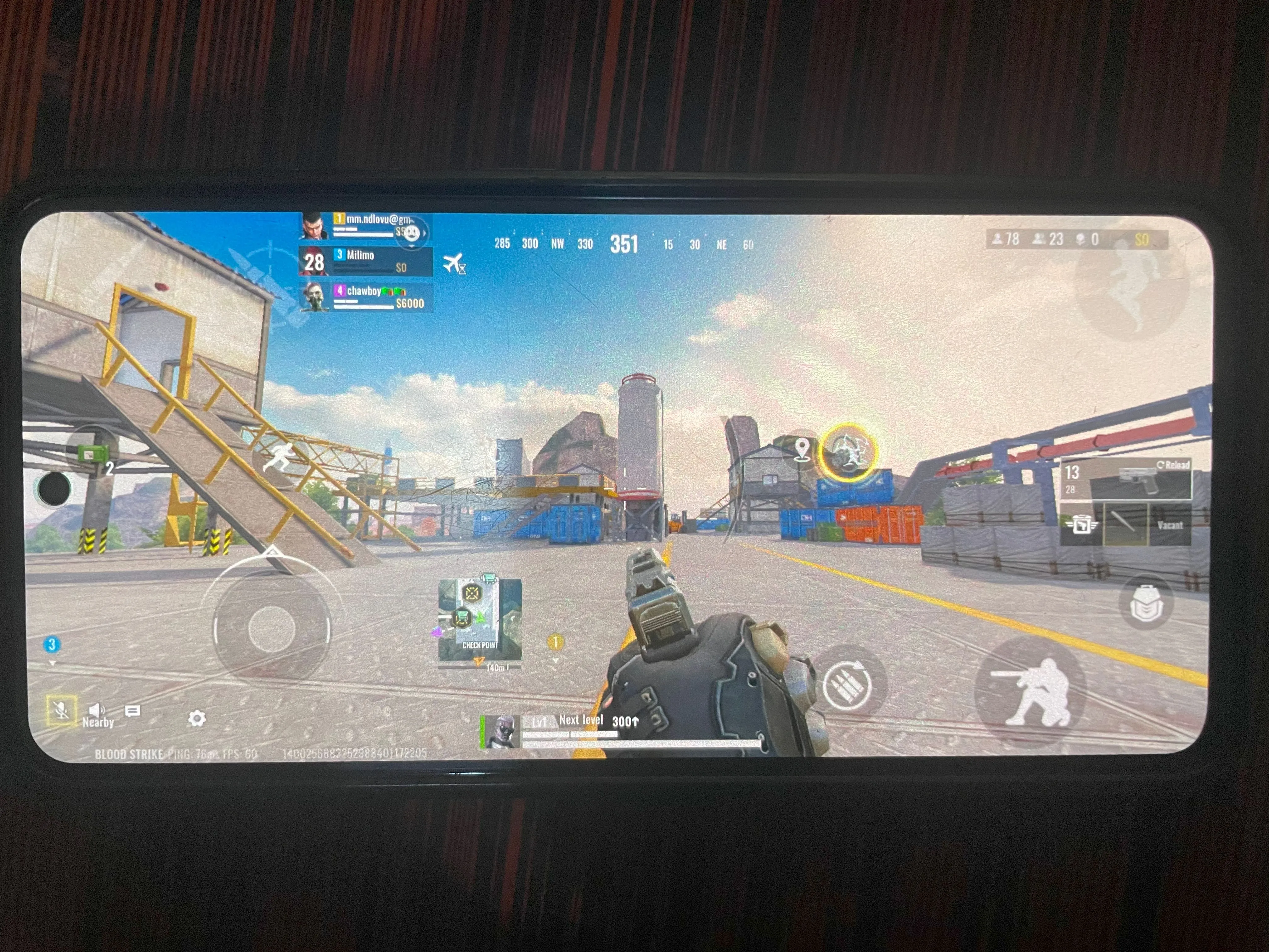 Giao diện game Blood Strike trên màn hình điện thoại, thể hiện các nút điều khiển và thông tin bị chật chội