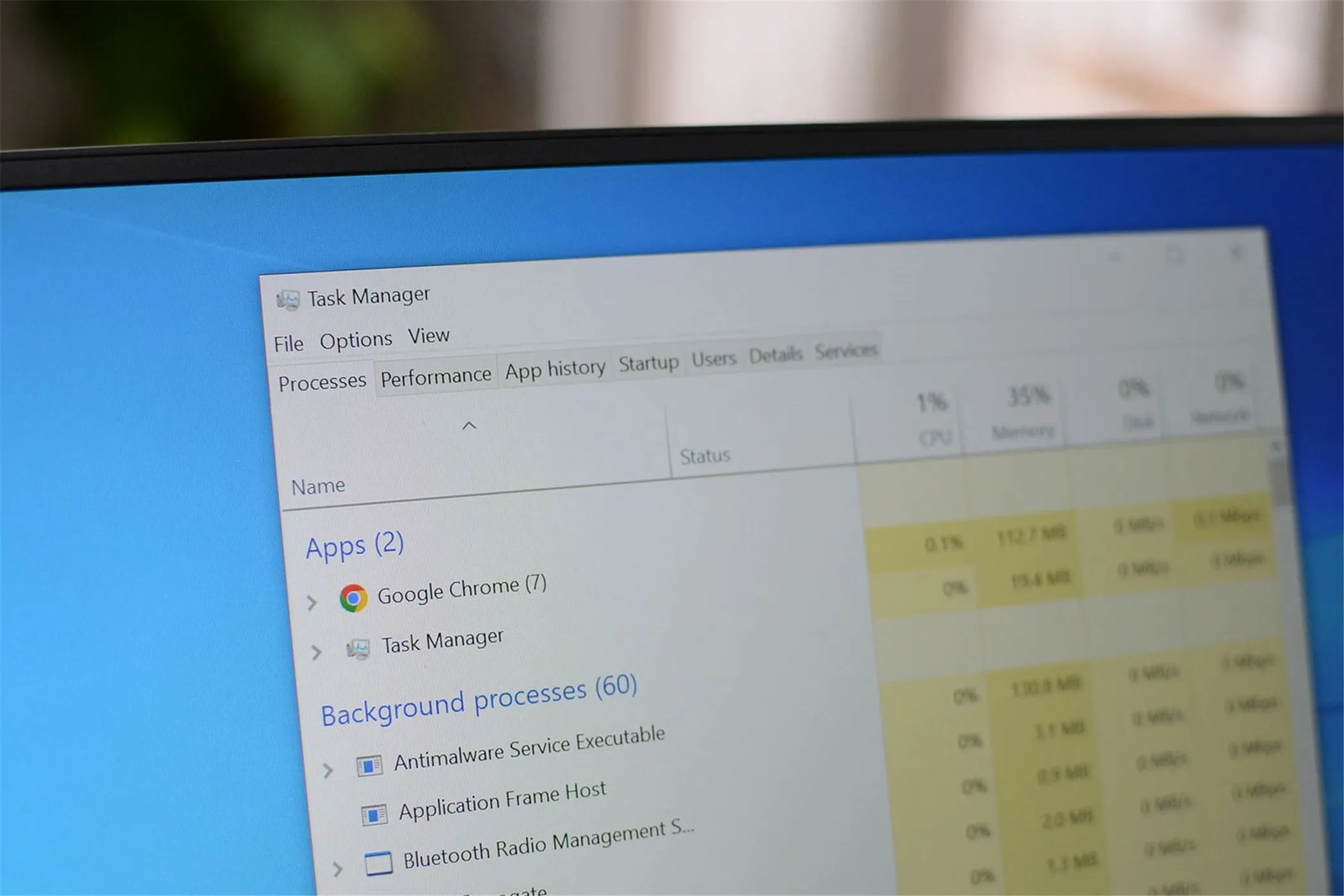 Giao diện Task Manager trên Windows 10 giúp kiểm tra các ứng dụng đang chạy và phát hiện phần mềm theo dõi