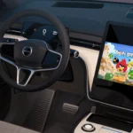 Giao diện trò chơi Angry Birds trên màn hình hệ thống giải trí Android Automotive trong xe hơi
