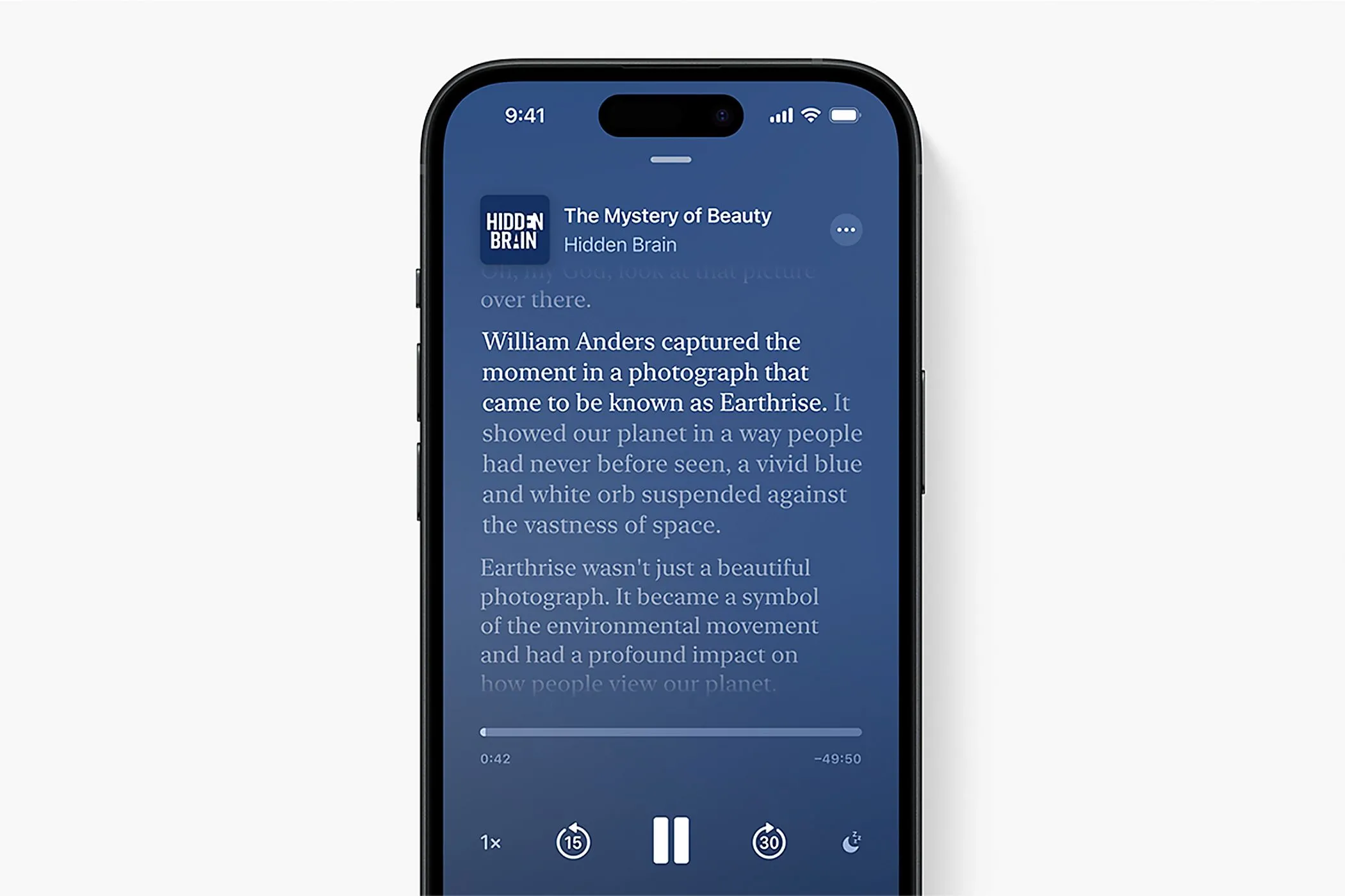 Giao diện ứng dụng Apple Podcasts hiển thị bản chép lời tự động cho một tập podcast