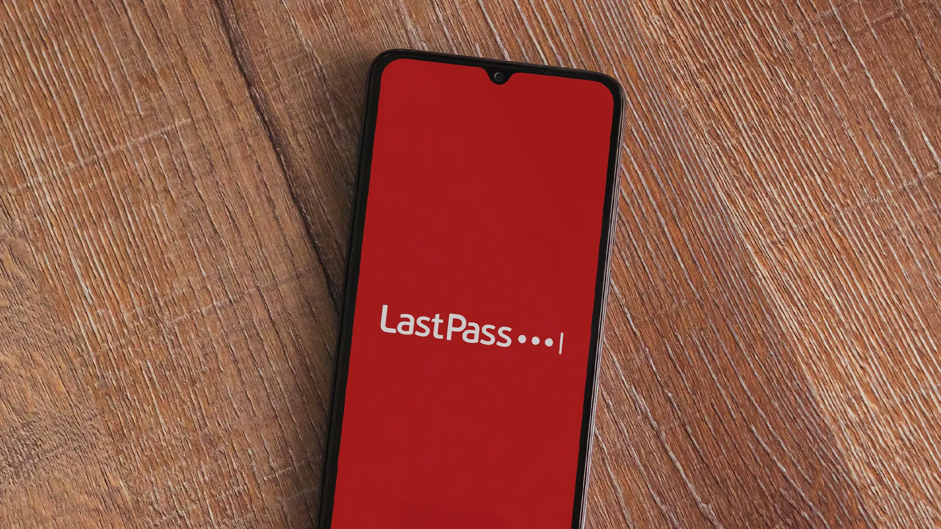 Giao diện ứng dụng LastPass trên màn hình điện thoại, minh họa rủi ro bảo mật dữ liệu mật khẩu đám mây.
