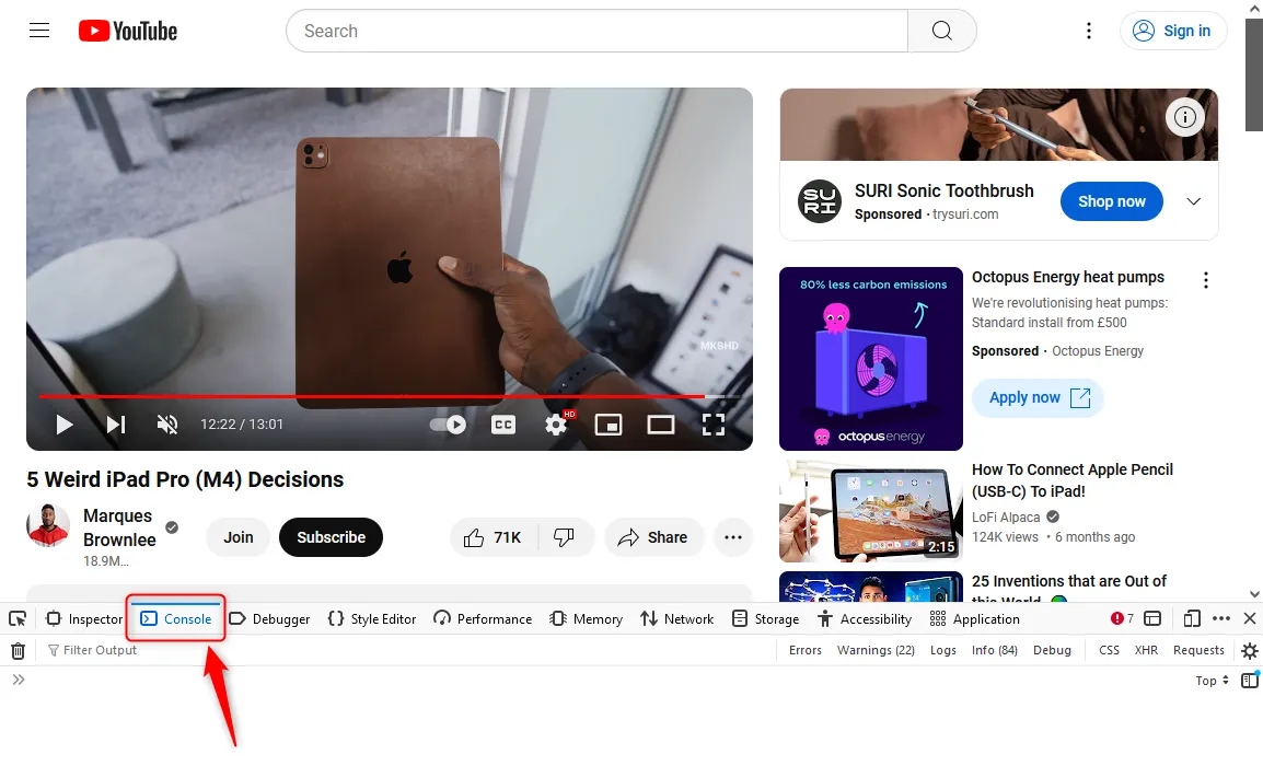 Giao diện YouTube khi mở Công cụ phát triển (Developer Tools) của trình duyệt, hiển thị tab Console để nhập mã.