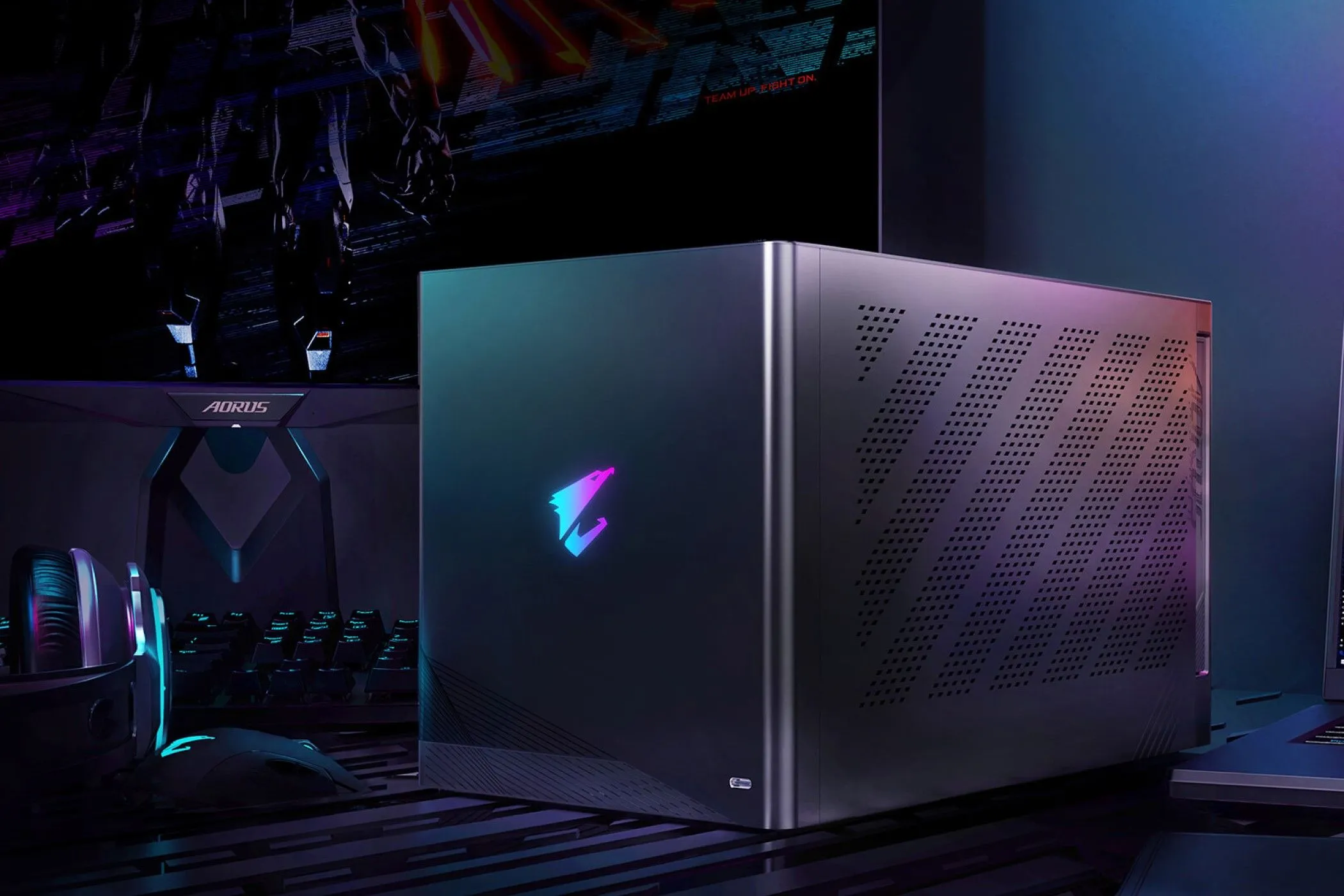 GIGABYTE AORUS RTX 4090 Gaming Box, một eGPU tích hợp GPU desktop, đặt trên bàn cho thấy kích thước lớn hơn so với các eGPU di động.